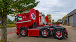 20251019-Tom-Holding-00215